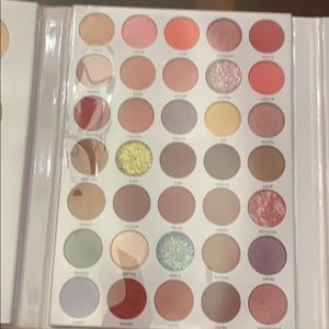 Makeup pallets